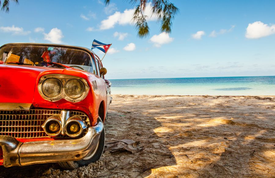 Фотообои Красная машина на Кубе