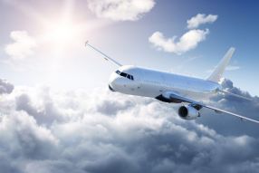 Фотообои Самолет летит над облаками