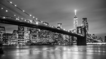 Фотообои Светящийся шпиль над Бруклинским мостом
