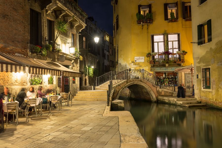 Фотообои уличное кафе в Венеции